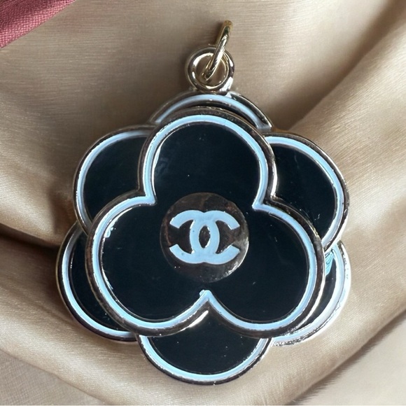 Chanel Camilla Charm - Picture 1 of 2